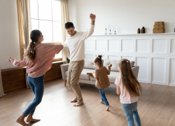 Танцевально-двигательные семейные занятия «Танцуем все!».